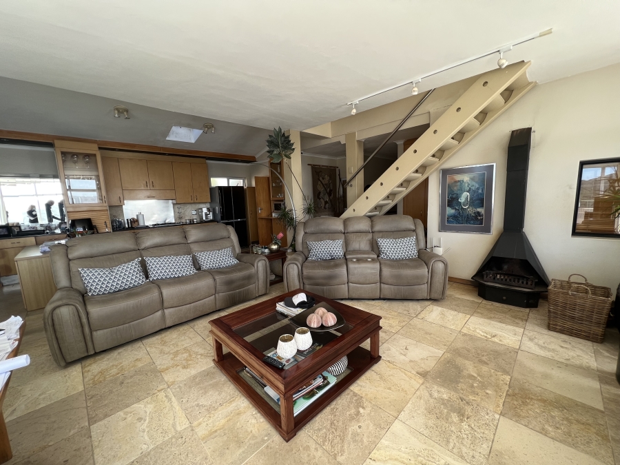 6 Bedroom Property for Sale in Bonza Bay Eastern Cape